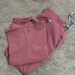 Figs Women's Scrub Set in Mauve- XS top & small joggers